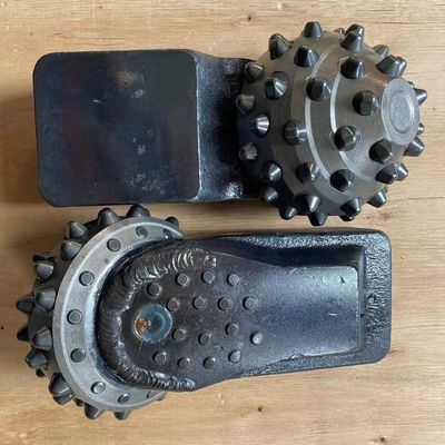 Outil de pilonnage à rouleaux simples à cône