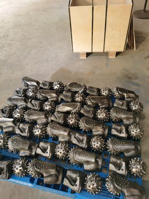 Outil de pilonnage à rouleaux simples à cône