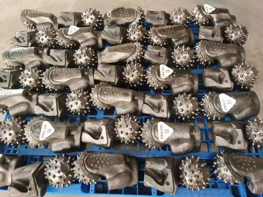 Outil de pilonnage à rouleaux simples à cône
