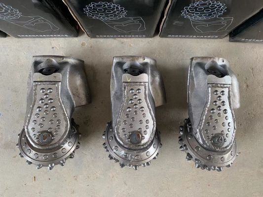 Un rouleau à cône à rouleaux simples, un perceur de coupes, un roulement métallique de 9,5 pouces.